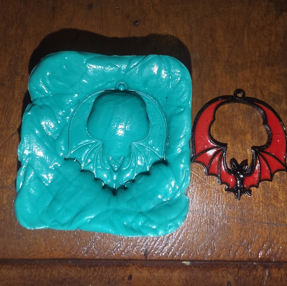Silicine Circular Bat Jewelry Charm Epoxy Resin Or Polymer Clay Mold